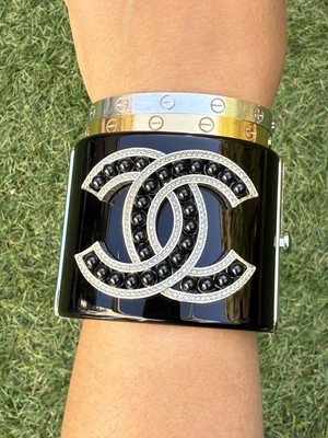 CHANEL クリスタル装飾 ブラックベルト Chanel 18A Black Resin CC Logo Beads Pearls Crystal Cuff Bracelet