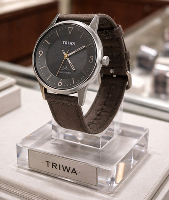 TRIWA Solar Uhr, braunes Armband. Neu, minimalistisches Design, kleine Mängel