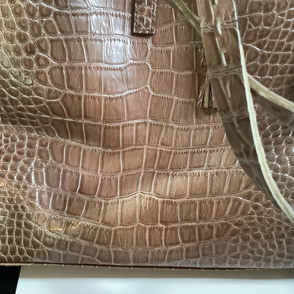 BOLSO DE MANO GRANDE ESTILO COCODRILO TOSTADO LIZ CLAIBORNE ESTILO BOLSO PRECIO DE VENTA SUGERIDO POR EL FABRICANTE $179 MAG CLO Foto 3 de 4