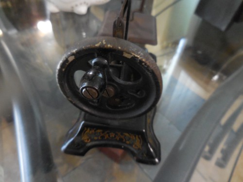 Sierra de colección pequeña o mini negra pintada a mano; MacXhine mide 7,4" de largo - Imagen 4 de 16