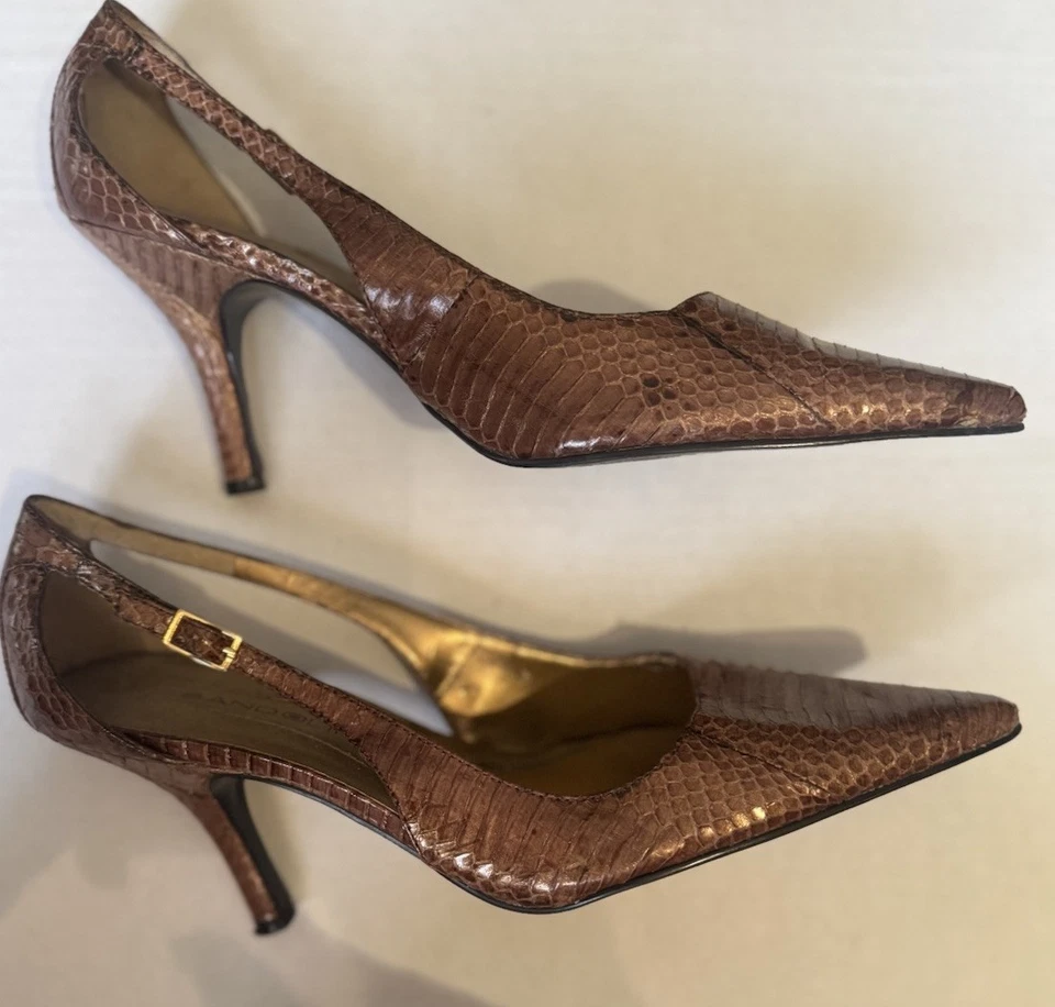 Zapatos Bandolino para mujer de cuero con tira trasera, marrón imitación piel de serpiente 8M Foto 2 de 4