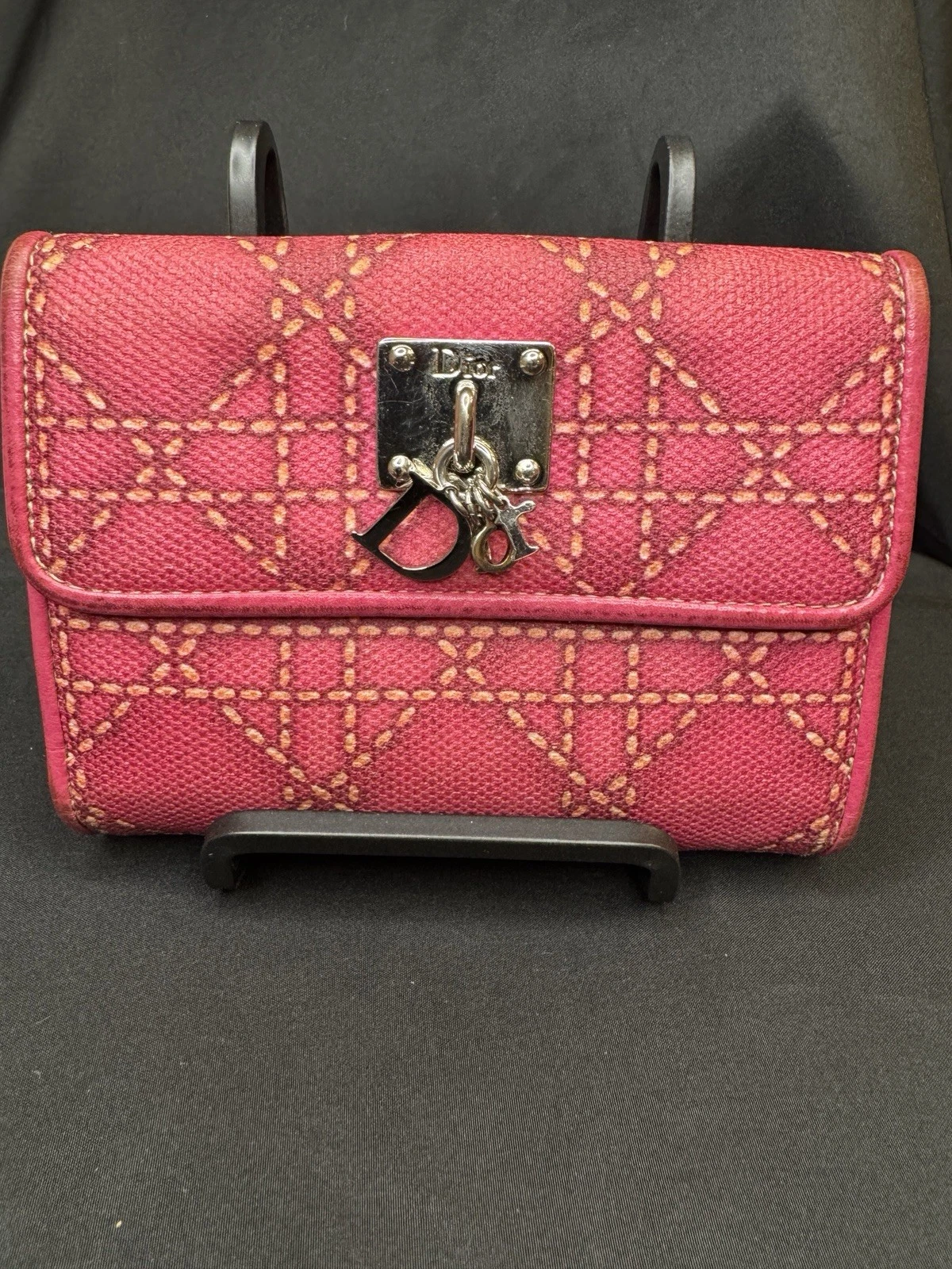 Portefeuille Dior Lady Dior à breloques rose avec coutures cannage et ton argent 