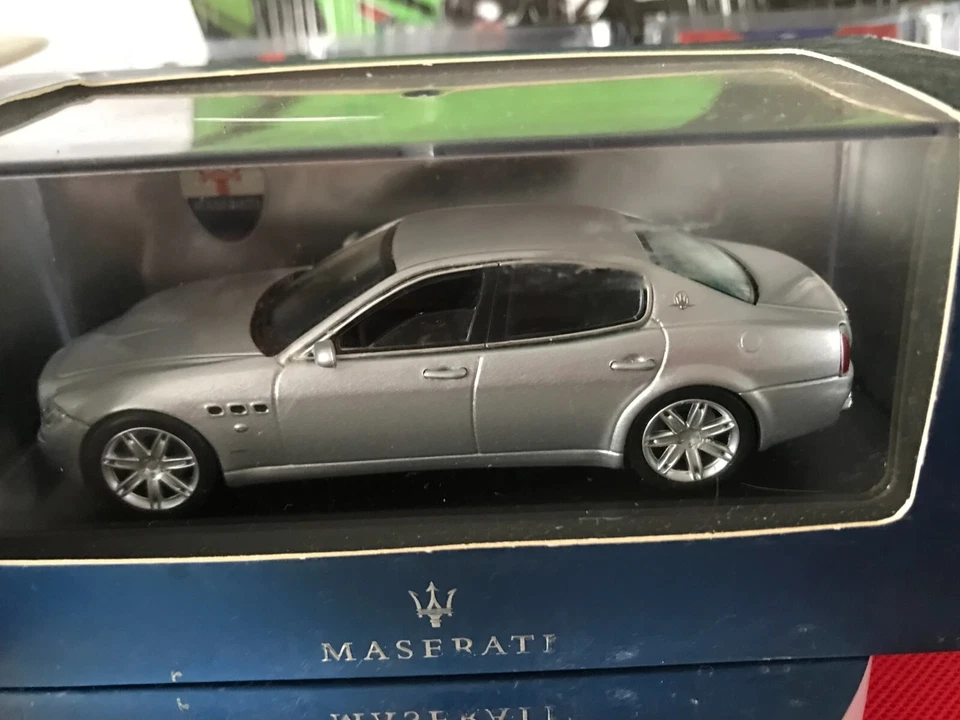 Modelo de coche IXO Maserati Quattroporte plateado fundido a presión - escala 1:43 b801 Foto 3 de 4