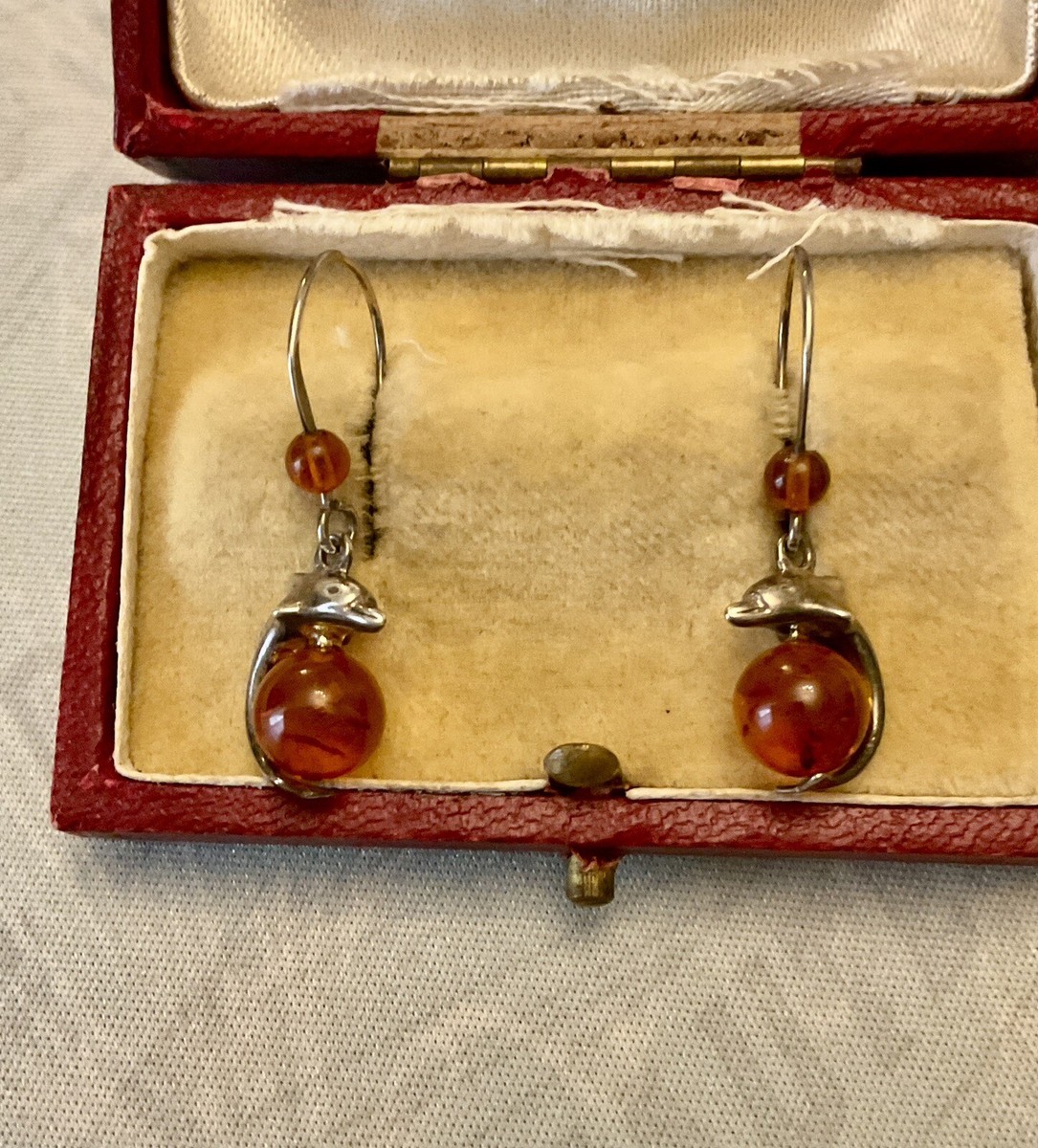 Boucles D'Oreilles Anciennes En Argent Massif Avec Ambre Sculpté - Style Pendantes Dormeuses
