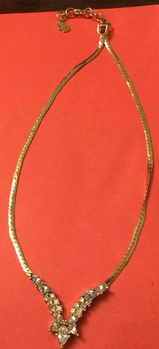 Collana vintage Christian Dior a forma di V marchese spina di pesce placcata oro.