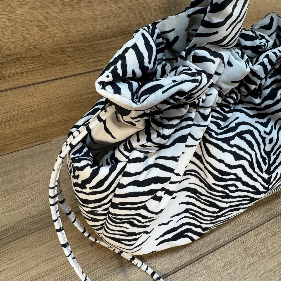 Bolso de hombro Vince Camuto Saira de nailon con cordón grande cebra lavable Foto 2 de 4