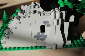 LEGO Castle: Camouflaged Outpost (6066) Missing Feathers w/Instructions & Spares