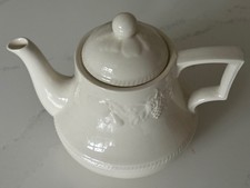 15 peice Tea Service includes Teapot, Milk Jug, Sugar Bowl and 6 cups & saucers