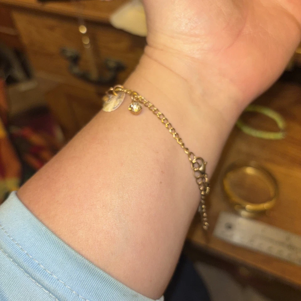 珍珠母和水钻吊饰金色手链 — 第 2/4 张图片