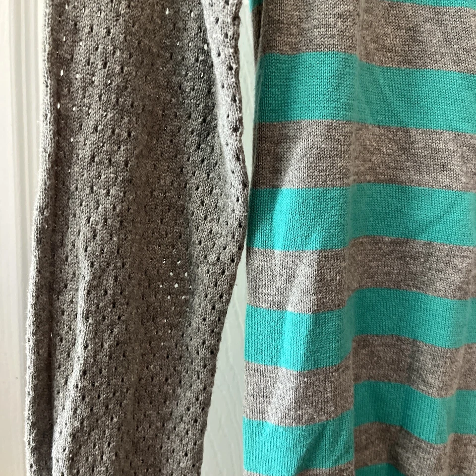 Suéter cárdigan gris Rue21 para mujer talla pequeña con rayas turquesa Foto 2 de 4