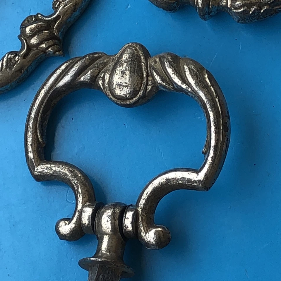 Ancienne poignée  de  tiroir de  commmode en  laiton  (x 3) - Photo 3/4