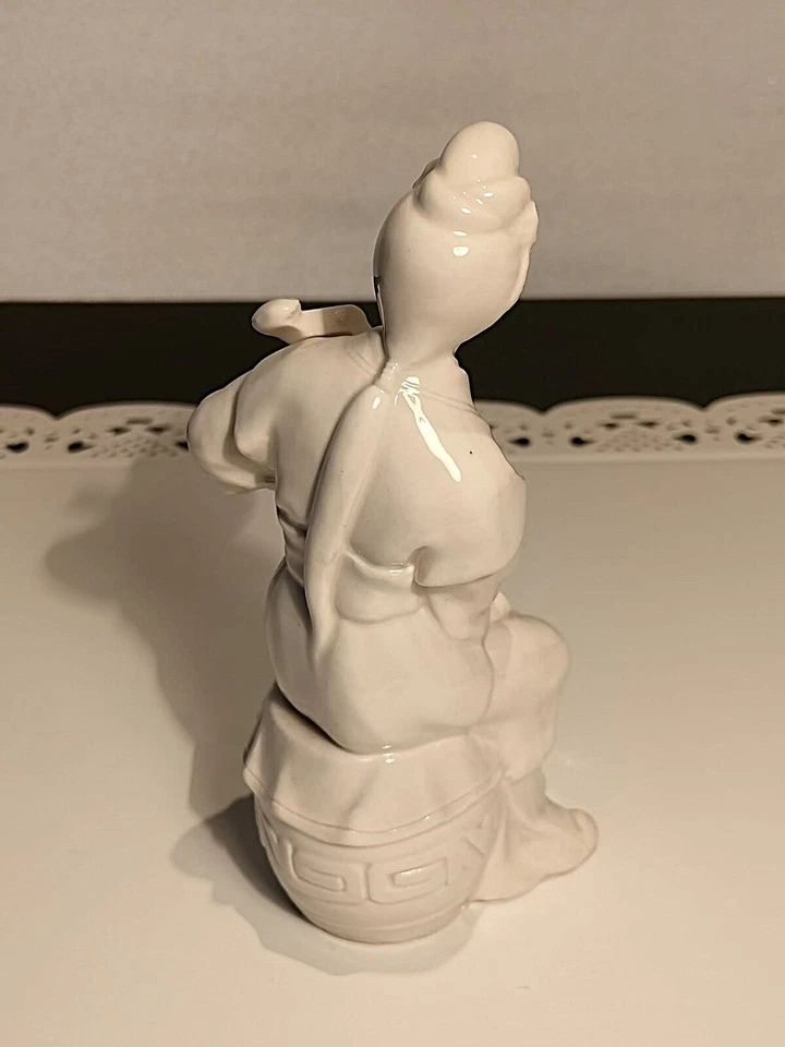Statuina in ceramica bianca Donna giapponese che suona strumento - Immagine 3 di 4
