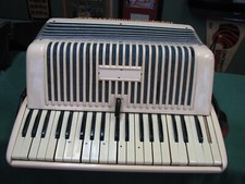 Vintage  Wurlitzer Accordion W/ Original Case  Plays Great   Condition As Shown
