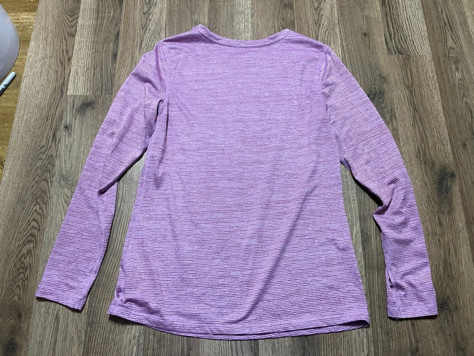 Camisa Athletic Works, Para Mujer Talla Pequeña, Púrpura, Manga Larga, Cuello Redondo Foto 2 de 4
