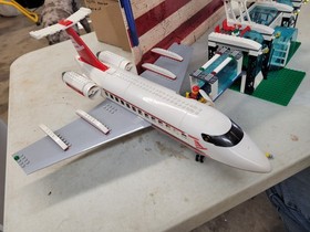 Lego City Town 7894 Airport, all 5 minifigs, vehicle, plane, luggage, incomplete