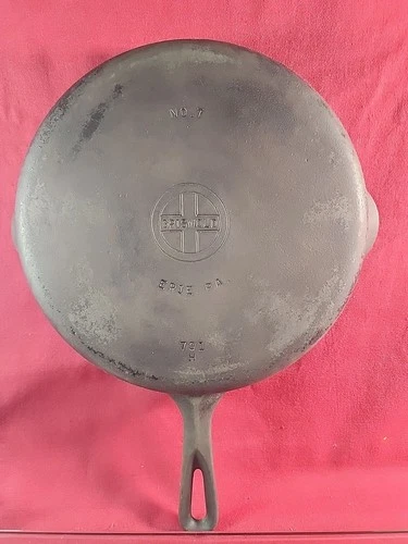 GRISWOLD Erie #7 Double Spout Cast Iron Skillet 701H Project Sits Flat