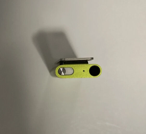 Apple iPod Shuffle 3rd Generation Green (2 GB) *Acceptable Condition* - Image 4 of 4