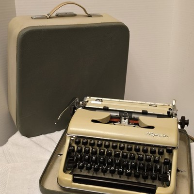 Olympia SM3 Deluxe Typewriter RARE Cream Color Fully Functional Minty w/Case