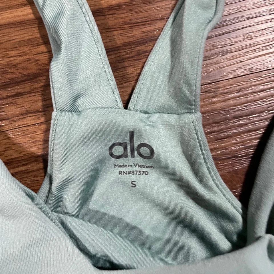 Alo Yoga Airbrush Real Bra V Neck Cropped Tank Top Size Small Spearmint NO PADS - Image 4 of 4