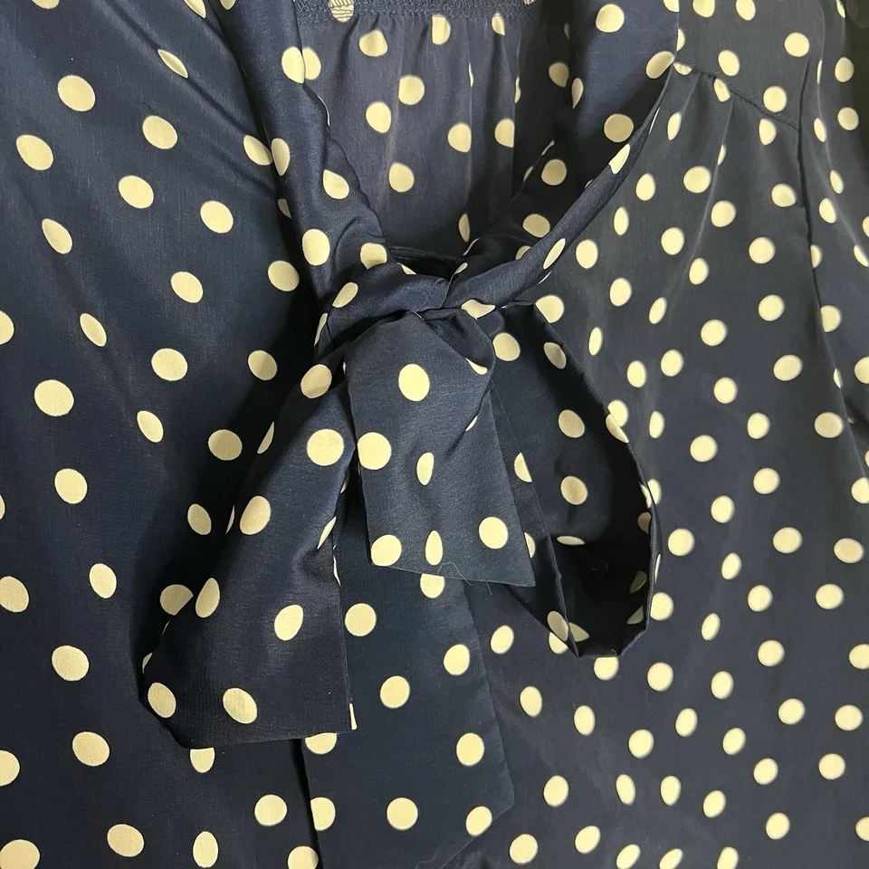 Blusa para mujer Forever 21 a lunares cuello corbata azul marino blanco botón secretaria de oficina Foto 3 de 4