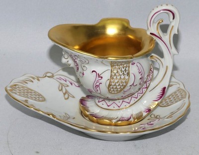 POTSCHAPPEL DRESDEN Kleine Sauciere Helmbecher purpur Goldstaffiert H. 10,0 cm
