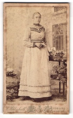 Fotografie E. Uhlenhuth, Coburg, Am Albertplatz, Portrait blondes Fräulein im p 