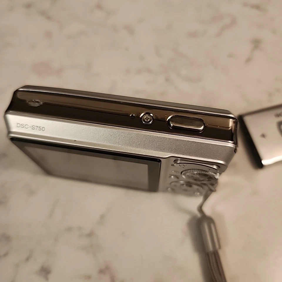 Sony CyberShot DSC-S750 7.2 MP Digital Camera Silver w/ Battery - No Charger  - Image 3 of 4