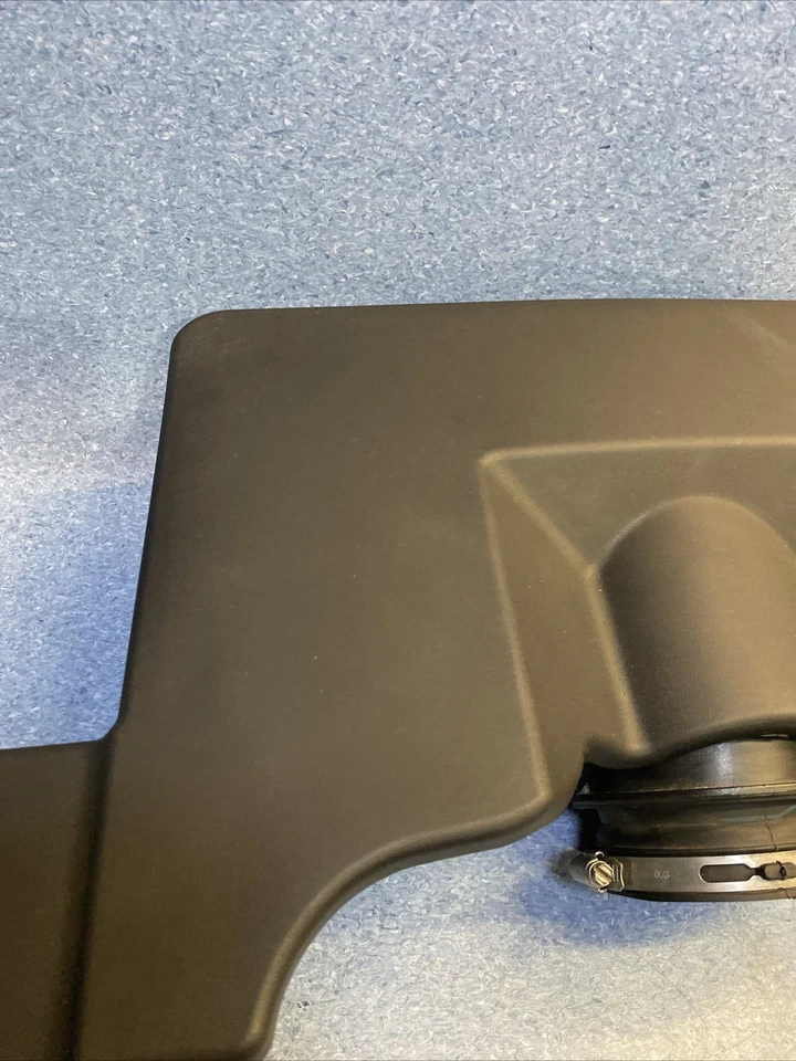 2015 - 2020 CHEVROLET Suburban ENGINE AIR CLEANER OUTLET DUCT HOSE OEM 22738661 - Image 3 of 4