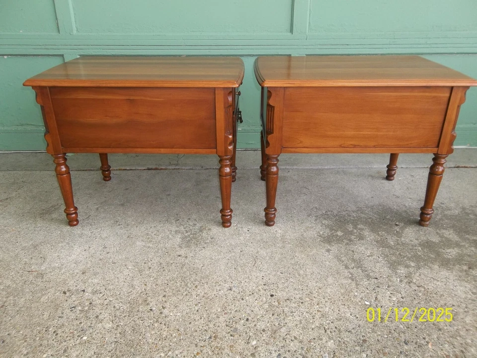 UNA mesita de noche de cerezo macizo colección Tell City Dowry rara de colección Foto 3 de 4