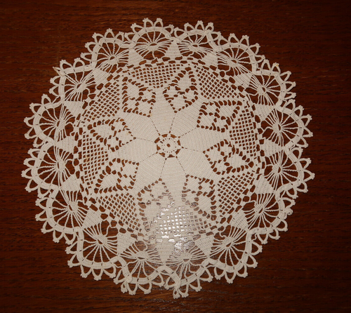 3 gehäkelte Deckchen-Handarbeit-Häkeldeckchen-Spitzendeckchen-Tischdecken - Bild 5 von 5
