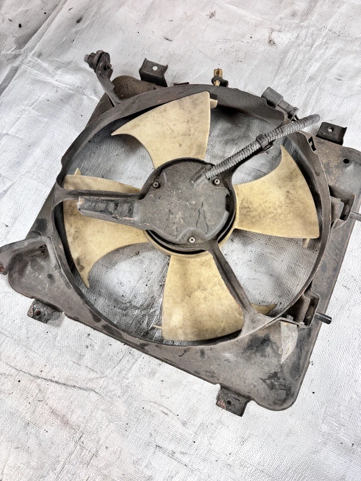 ACURA INTEGRA 1994-2001 CONDENSADOR VENTILADOR DE REFRIGERACIÓN Y CUBIERTA OEM Foto 2 de 3