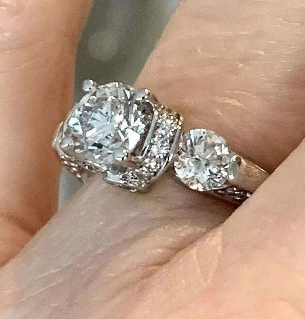 Anillo de compromiso para mujer enchapado en oro blanco de 14k de diamantes de corte redondo de 2 quilates creados en laboratorio Foto 2 de 3