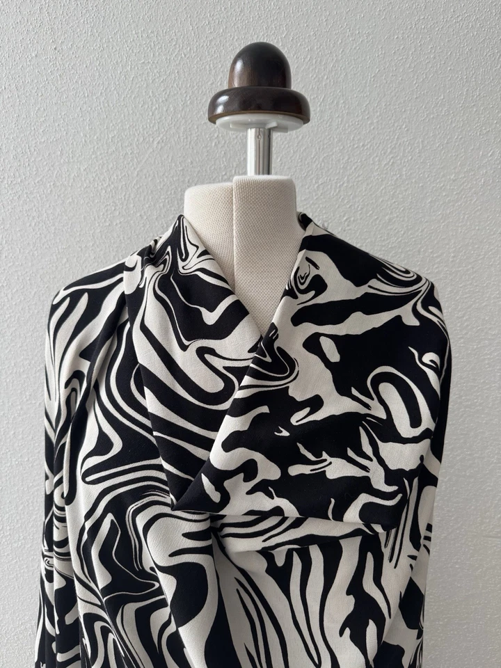 Italien Design  Sehr Schwere Viscose  2,50 Mtr x 1,52 Breit Wellen Schwarz Creme - Bild 2 von 4