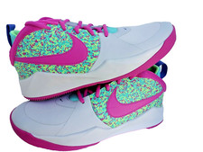 NIKE TEAM HUSTLE D 9 DIGI GS  UNISEX BIG KIDS SNEAKERS SIZE: 7Y