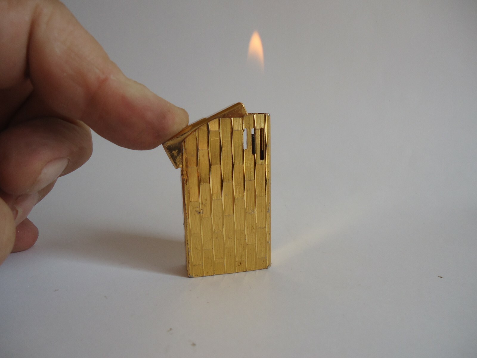 VINTAGE ELECTRONIC GAS LIGHTER ''WIN'' MARK VGOLD PLATED1970's. JAPAN