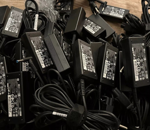 Viel 50 Original HP HSTNN-CA40 45W 19.5V 2.31A Blaue Spitze Netzteil für Laptops