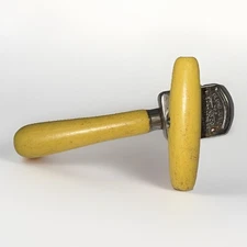 D11 VINTAGE EDLUND JUNIOR NO.5 YELLOW WOOD HANDLE '50's CAN OPENER