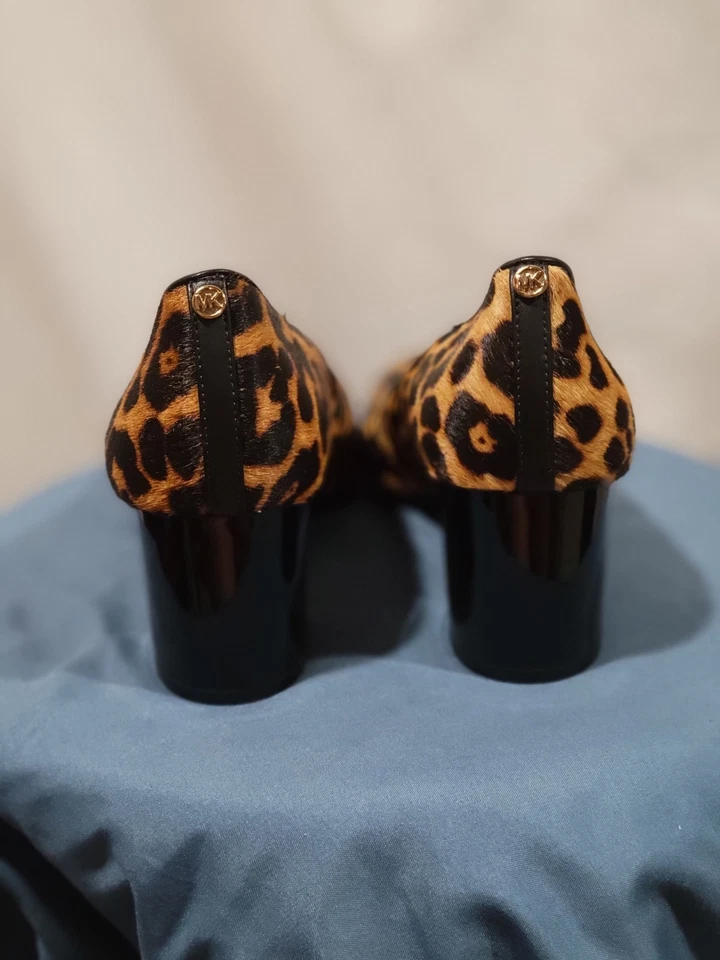 NUEVO Michael Kors Zapatos de salón de pelo de becerro con estampado de leopardo Tacón bloque de 3 pulgadas Talla 8 Foto 4 de 4