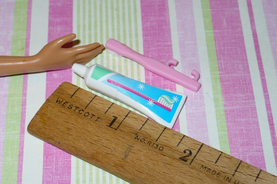 Accesorios para muñecas Barbie Mattel Wee 3 Friends Stacie Sleepover CEPILLO DE DIENTES y pasta Foto 3 de 3