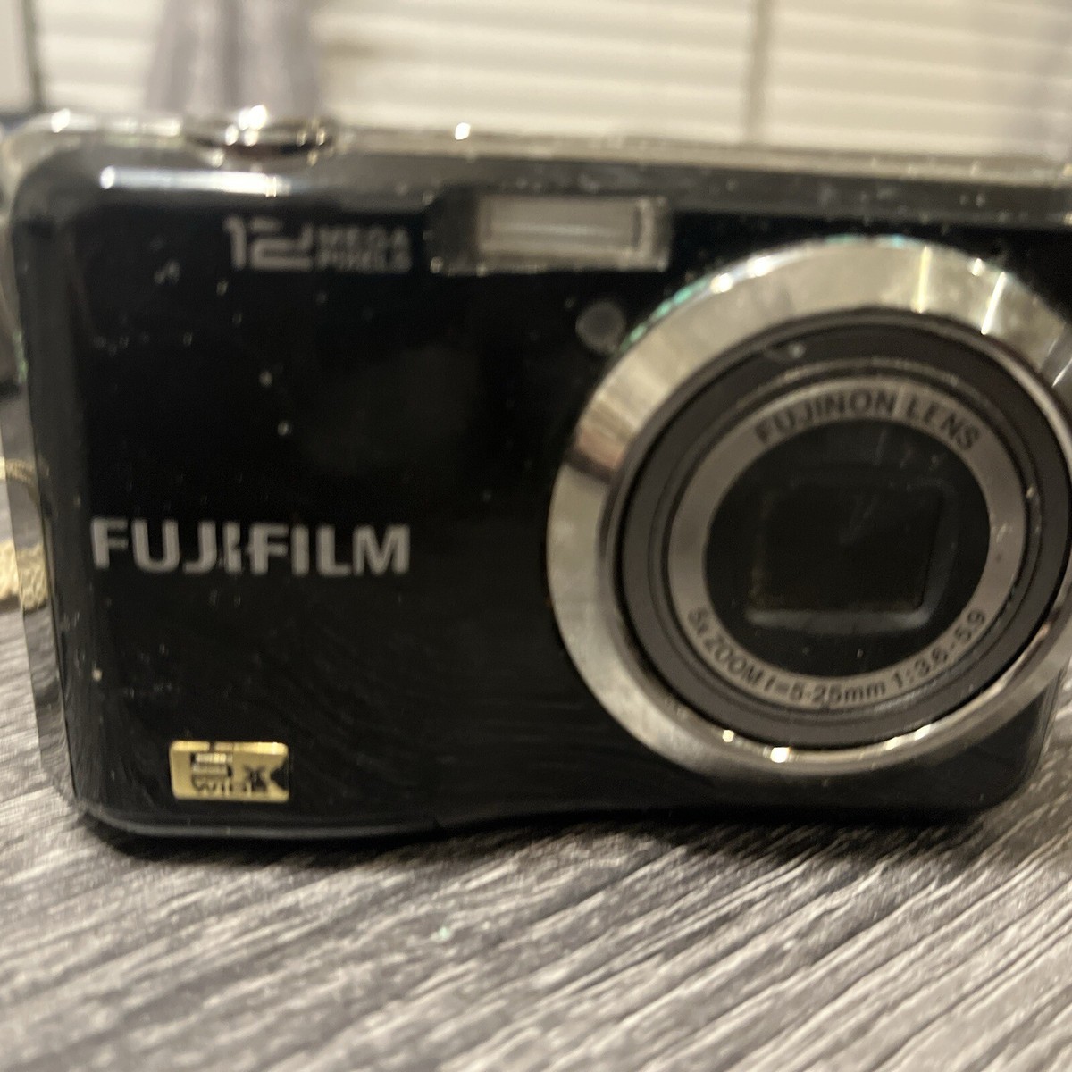 【美品】FUJIFILM FINEPIX AX200　シルバー　単3電池駆動 コンパクトボディ、単3形乾電池対応で旅先での持ち運びも安心