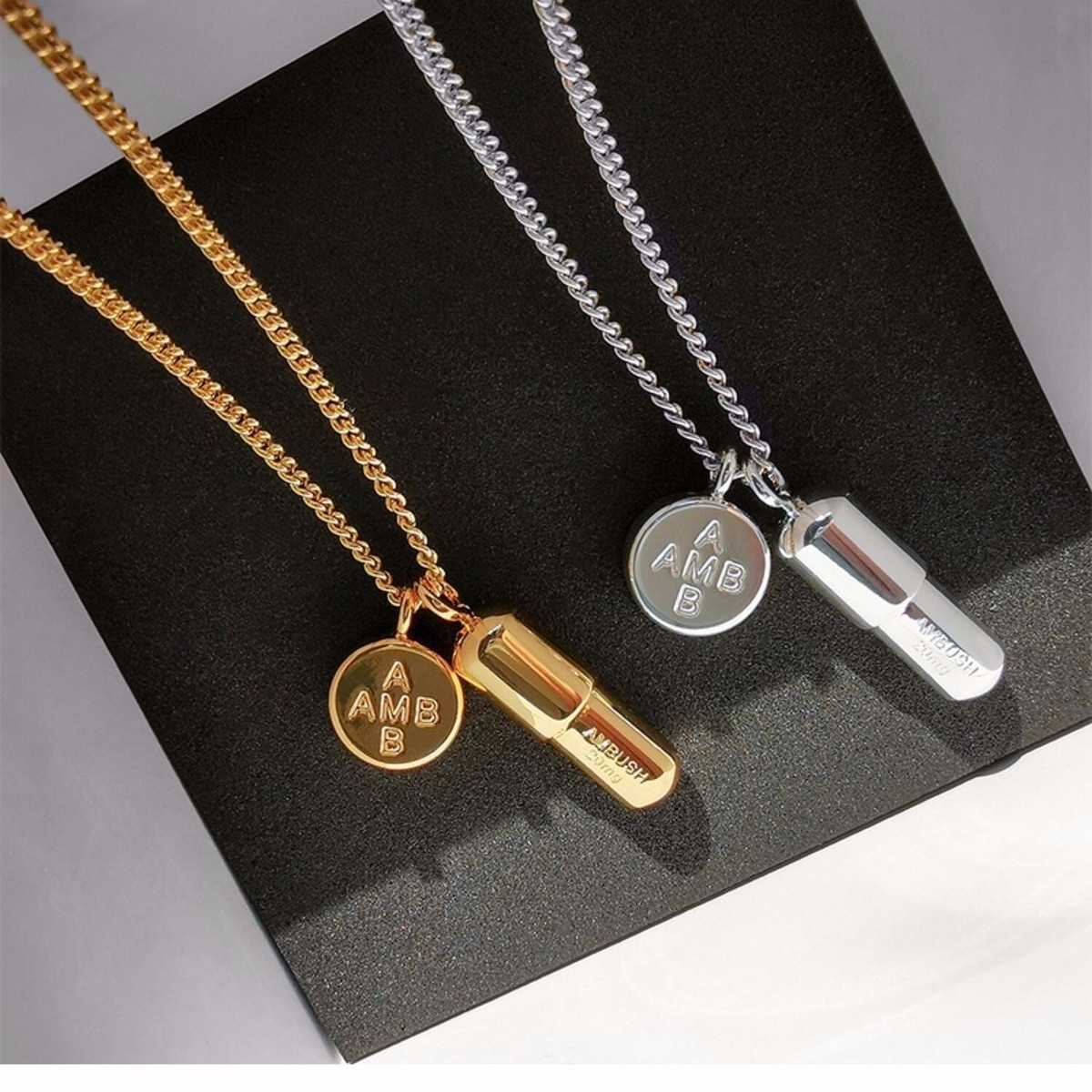 【AMBUSH】TEAM LEAGUE NECKLACE 2色展開 Silver Gold 男女兼用 AMBUSH Silver Gold Color Small Scratch Metal Pill Charm