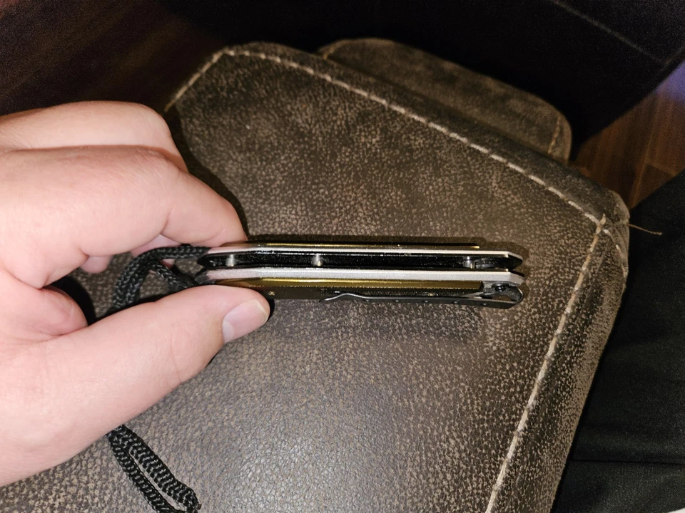 Navaja de bolsillo táctica grande Frost Cutlery Foto 4 de 4