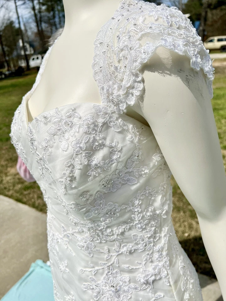 David’s Bridal 薄纱缎面帽袖小号婚礼礼服 12 码 — 第 2/4 张图片