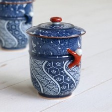 Japanische Teetasse mit Dekel, Indigo mit Zwergfigur "Ikkanjin-Rot" Hasami-yaki