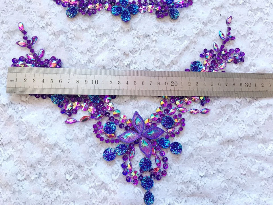 Parche con apliques de diamantes de imitación con adornos de cuello floral con cuentas boda novia costura artesanal Foto 2 de 4