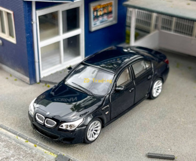 King 1:64 Black M5 E60 Sedan Sports Model Diecast Metal Car