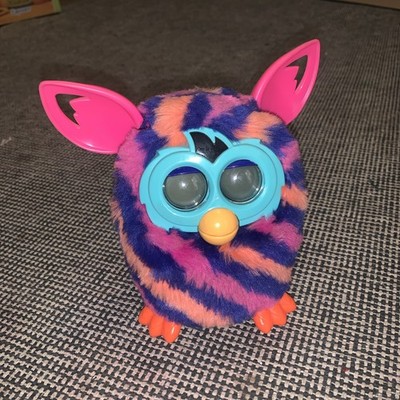 Hasbro Furby Boom Regenbogen diagonale Streifen interaktives elektronisches Spielzeug Haustier (2012)