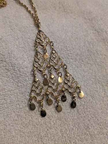 VETEMENTS Collana con ciondolo triangolo lavoro aperto metallizzato nero tono oro 19 in