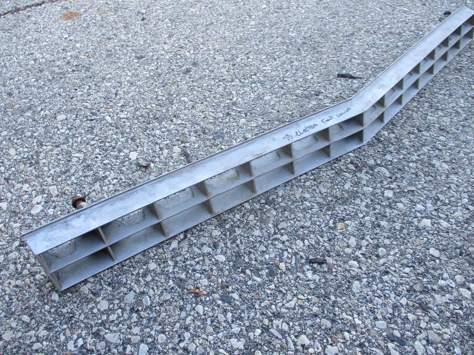 Buick Electra 225 Limited Estate Wagon 1973 parrilla delantera inferior pantalla 1240218 Foto 3 de 4