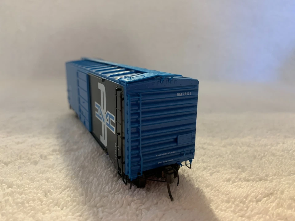 Kadee HO Scale Boston and Maine 40' PS-1 Boxcar #76112 - Image 4 of 4